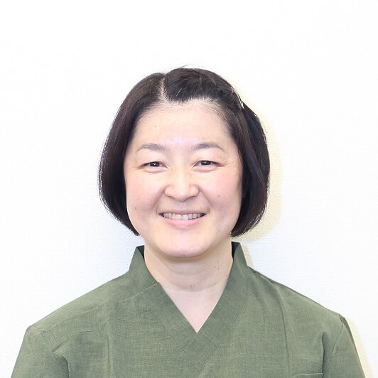 女性施術者 鷲峰 基絵